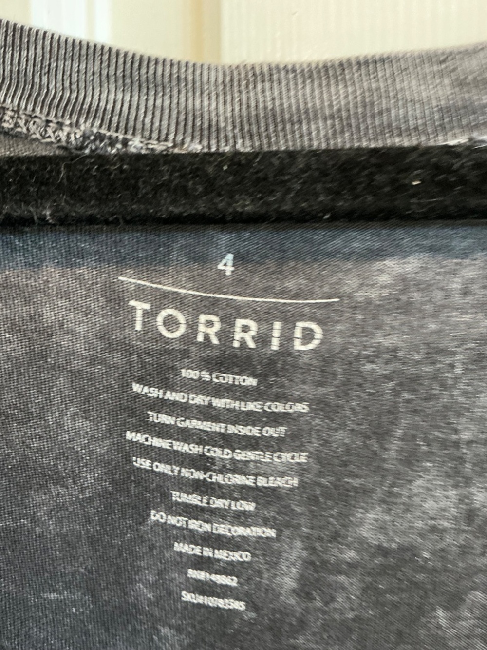 Torrid t shirt in plus size 4 - Picture 3 of 3